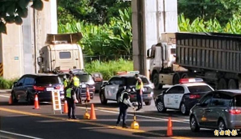 南投警方對行經貓羅溪防汛道路車輛進行臨檢情形。（記者謝介裕攝）