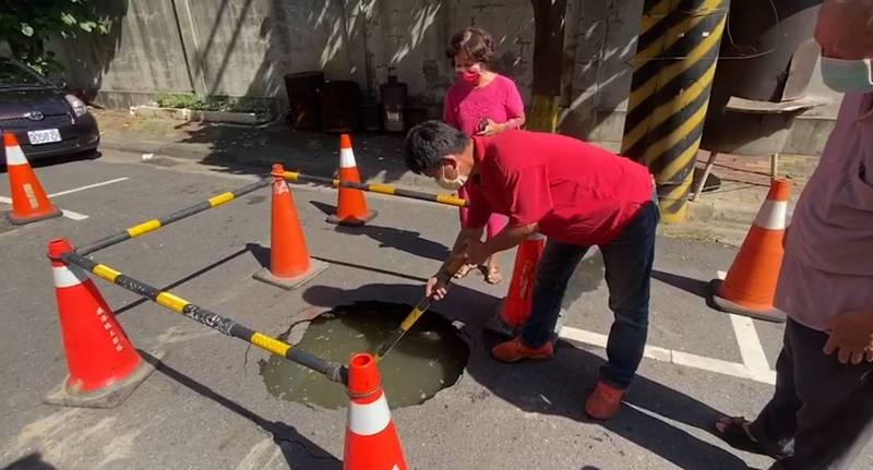 彰化縣鹿港鎮富麗大鎮社區後方道路出現「小天坑」，還不斷冒出水來。（記者劉曉欣翻攝）