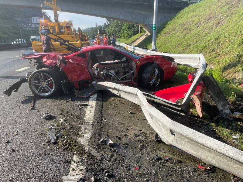 紅色法拉利488跑車國道失控撞擊護欄，由於撞擊力道猛烈，超跑幾乎撞爛成廢鐵。（民眾提供）