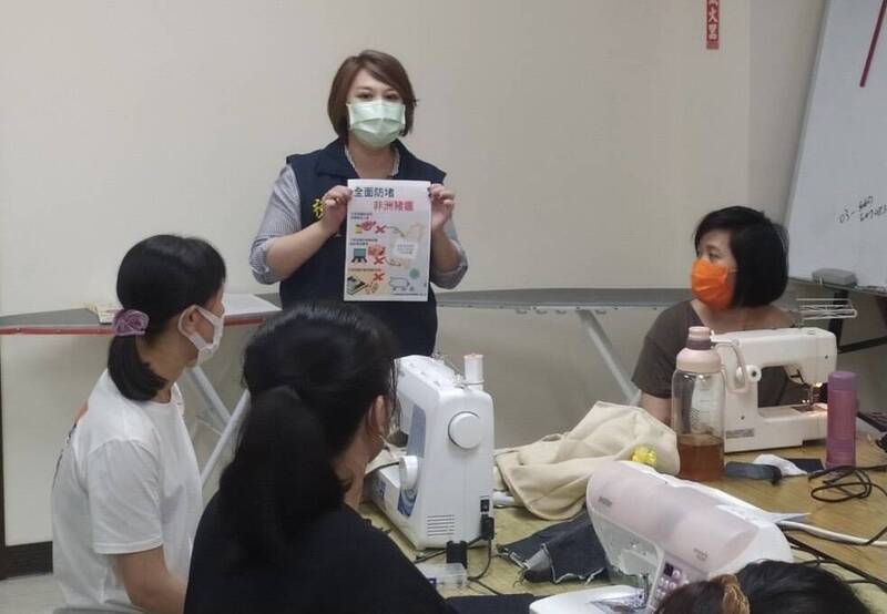 移民署中區事務大隊新竹縣服務站舉辦舉辦家庭教育課程,邀請新住民將舊衣做成新包包,同時加強宣導,從國外攜帶或網購肉製品入國者,最高可罰100萬元,提醒大家一同加入守護台灣豬的行列。 (移民署新竹縣服務站) 移民署中區事務大隊新竹縣服務站舉辦舉辦家庭教育課程,邀請新住民將舊衣做成新包包,同時加強宣導,從國外攜帶或網購肉製品入國者,最高可罰100萬元,提醒大家一同加入守護台灣豬的行列。 (移民署新竹縣服務站)