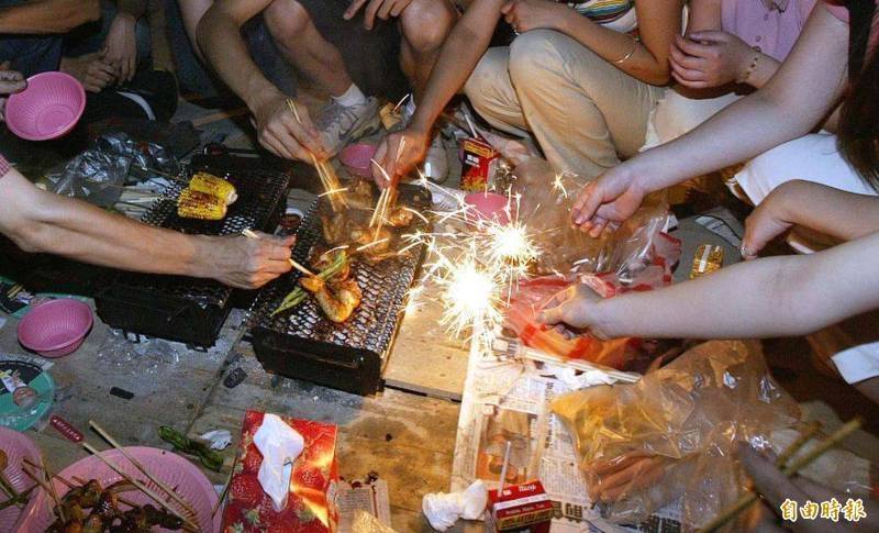 雲林縣政府宣布中秋烤肉僅限同住家人於自家庭院進行。（資料照）