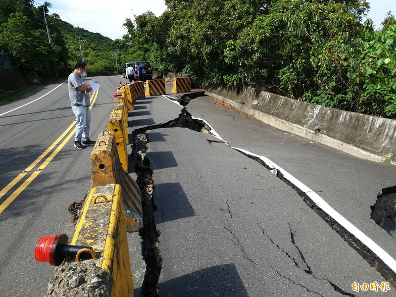 田寮區高14線4K+850路面塌陷。（記者陳文嬋攝）
