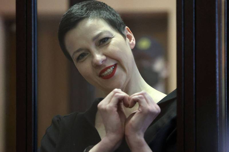 白罗斯反对派女性领导人寇斯妮可娃今被判处11年有期徒刑，寇斯妮可娃无惧判决，对着镜头比出招牌爱心手势。（法新社）(photo:LTN)