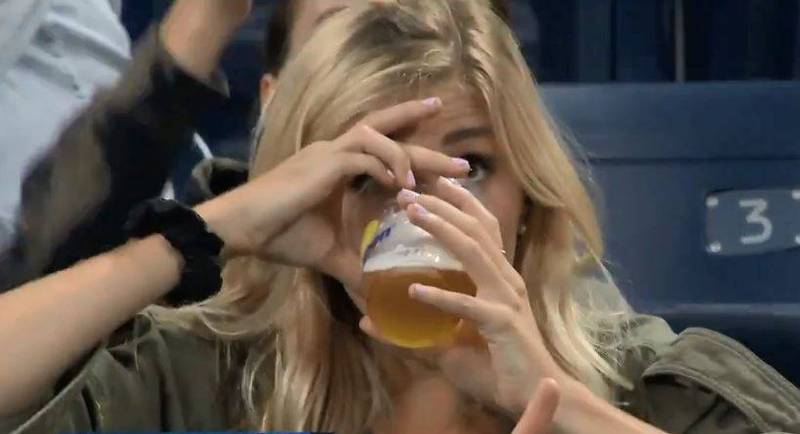 该名球迷二度被镜头锁定时，再次将杯中的啤酒一饮而尽。（图翻摄自推特）(photo:LTN)