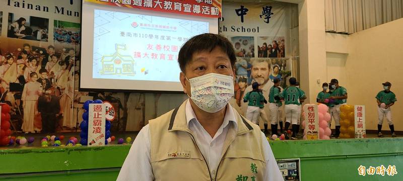 台南市教育局長鄭新輝表示，今天會將疫苗接種意願書發給學生帶回家給家長。（記者劉婉君攝）