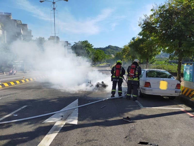 機車與自小客碰撞後起火燃燒，消防局趕往滅火。（民眾提供）