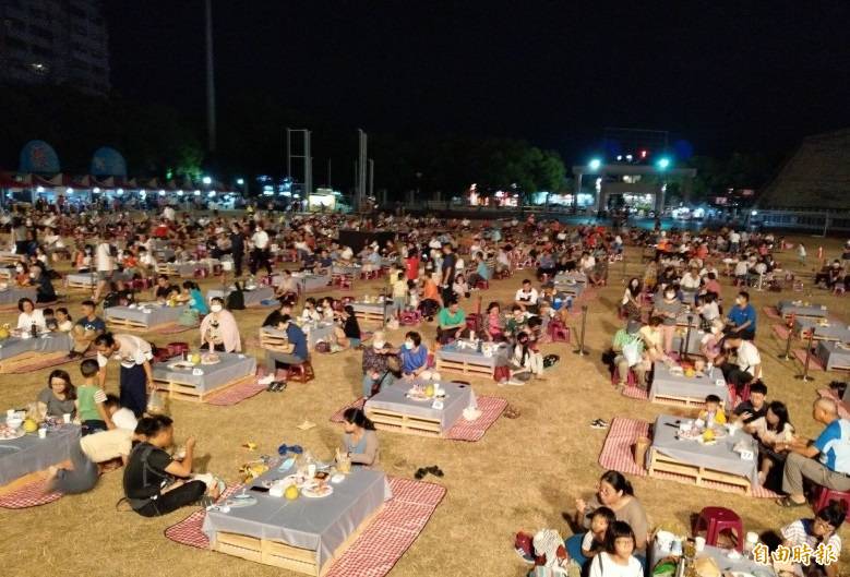 南投縣政府去年中秋節舉辦無菸野餐音樂會，並進行防疫宣導。（資料照）