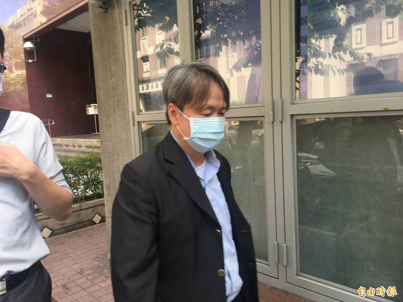 高院前法官高明哲被控枉法裁判，今天到台北地院開庭，他否認犯罪。（記者張文川攝）