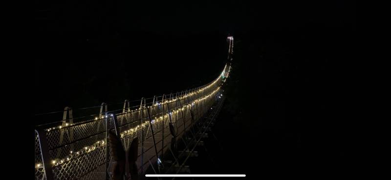 南投市八卦山地標「天空之橋」打造光環境後，在夜空下更顯得璀燦迷人。（南投市公所提供）