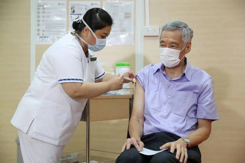 新加坡總理李顯龍今年1月8日接種COVID-19疫苗。（路透）