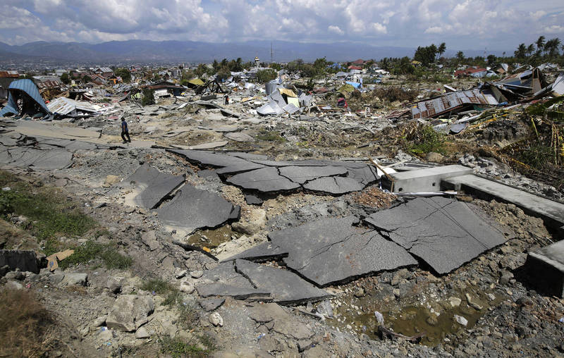 近日網路瘋傳1則訊息宣稱，近期印尼地震導致土壤液化，更搭配一支影片，內容為衛星拍攝「黃土惡魔橫行」的畫面。對此，台灣事實查核中心查證後指出，此為2018年事件。印尼土壤液化災情示意圖。（美聯社）