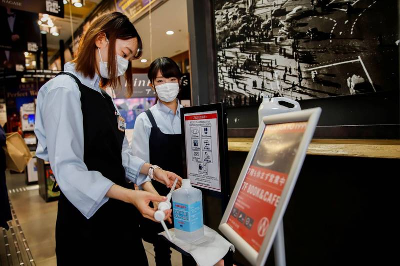 日本計畫在12月推出武漢肺炎的「疫苗護照」，作為接種疫苗的證明。圖為東京澀谷的店家。（路透資料照）