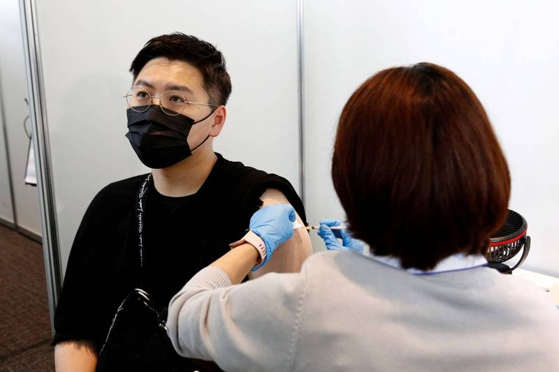 日本地方政府為了鼓勵年輕人接種疫苗，推出了送餐券、抽汽車等活動。（路透）