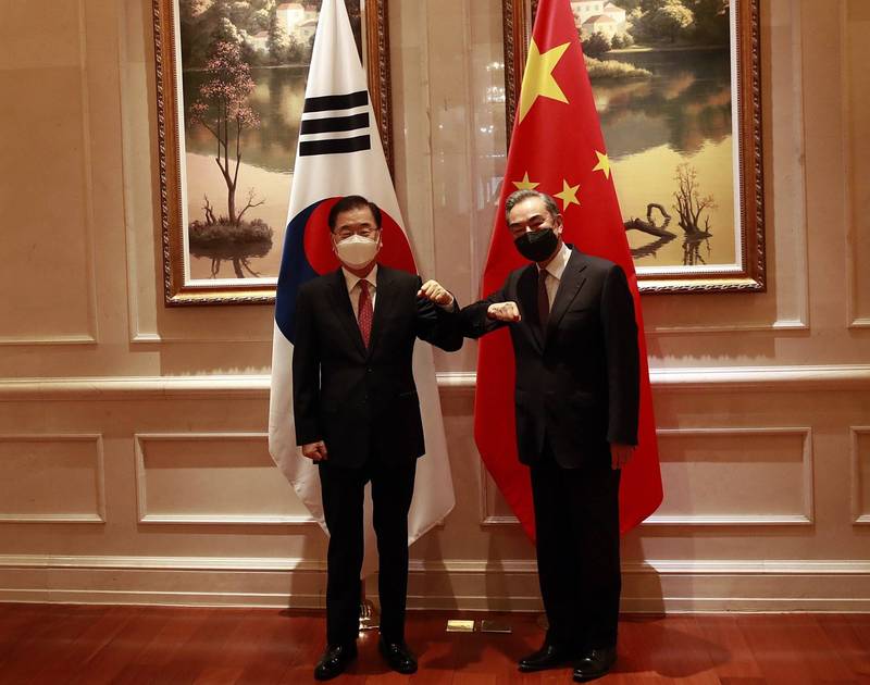 王毅傳出將在下週訪問南韓。圖為王毅和南韓外長鄭義溶4月在廈門會面。(歐新社) 王毅傳出將在下週訪問南韓。圖為王毅和南韓外長鄭義溶4月在廈門會面。(歐新社)