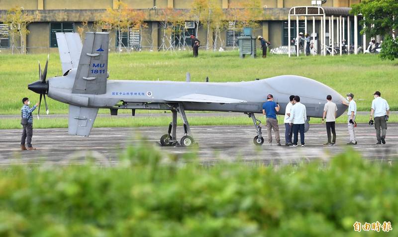 中科院二代「騰雲」無人機完成飛行測試，安全降落空軍佳山基地後，研發人員立即進行檢查作業。（記者游太郎攝）