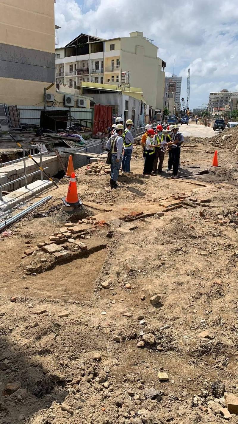 台南鐵路地下化工程發現疑似糖間遺構,台南市文化資產管理處日前邀集台灣傳統建築結構專家學者前往現勘,已請考古團隊針對現場出露遺構擴大清理。(圖由台南市文資處提供) 台南鐵路地下化工程發現疑似糖間遺構,台南市文化資產管理處日前邀集台灣傳統建築結構專家學者前往現勘,已請考古團隊針對現場出露遺構擴大清理。(圖由台南市文資處提供)