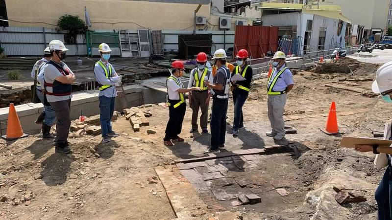 台南鐵路地下化工程發現疑似糖間遺構,台南市文化資產管理處日前邀集台灣傳統建築結構專家學者前往現勘,已請考古團隊針對現場出露遺構擴大清理。(圖由台南市文資處提供) 台南鐵路地下化工程發現疑似糖間遺構,台南市文化資產管理處日前邀集台灣傳統建築結構專家學者前往現勘,已請考古團隊針對現場出露遺構擴大清理。(圖由台南市文資處提供)