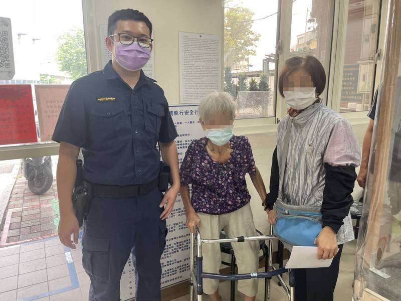 豐原分局頂街派出所員警迅速找回92歲老婦（中），讓女兒林婦十分感謝。（記者歐素美翻攝）