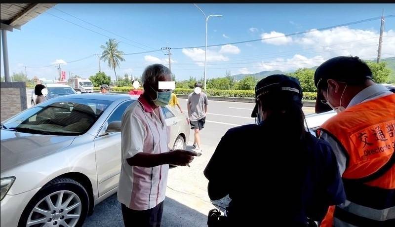 屏東監理站又在枋山鄉查獲白牌車非法載客，80歲老司機被重罰10萬元，並吊扣駕照及違規車輛牌照各4個月。（屏東監理站提供）