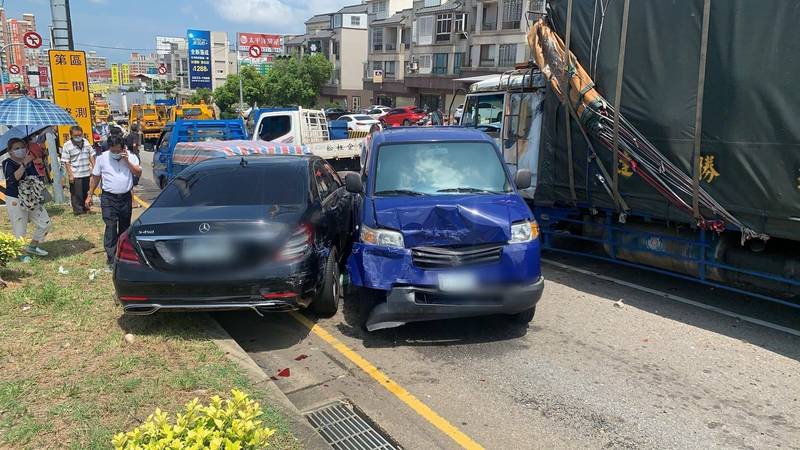 沙鹿向上路車禍事故，轎車車頭損毀。（記者張軒哲翻攝）