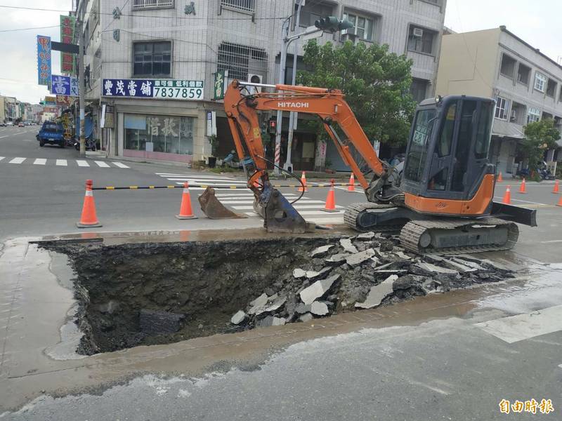 北港文仁路與民樂路口出現「天坑」，北港鎮公所派工程單位開挖搶修。（記者黃淑莉攝）