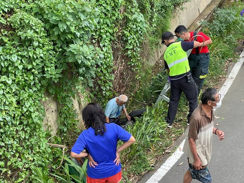 90歲林姓老翁駕駛農用搬運車原因不明翻落2公尺深的側溝，所幸受到的驚嚇大過實際傷勢，讓眾人捏把冷汗。（圖由讀者提供）