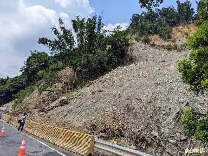 台鐵集集支線走山邊坡，屢因大雨出現崩坍泥流，造成鐵、公路阻斷，台鐵允諾協調公路總局等單位整治。（記者劉濱銓攝）