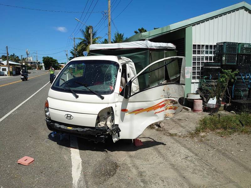 自小貨車失控自撞電桿，董姓男駕駛重傷送醫不治。（記者陳賢義翻攝）