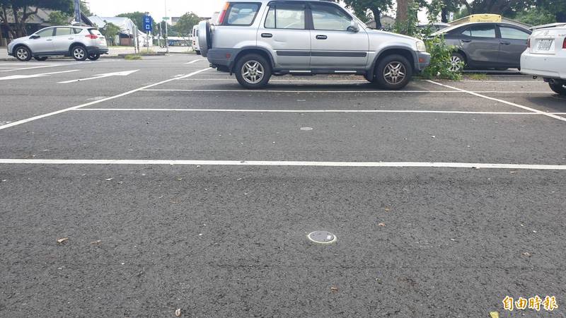 停車位中間有一個地磁偵測系統可以得知有沒有車輛停放。（記者葉永騫攝）