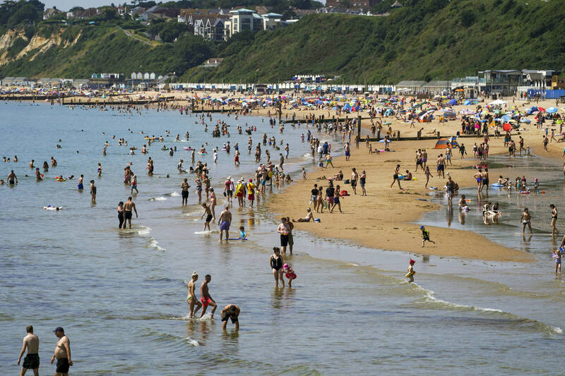 15歲少女今年7月前往海邊玩水，遭到一名陌生男子強行拉進較深水域性侵。伯恩茅斯市海灘示意圖，圖與新聞事件無關。（美聯社）