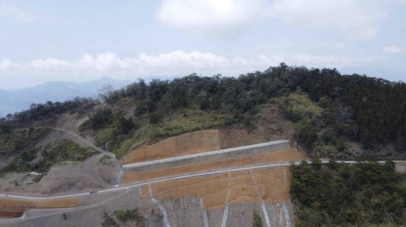 好不容才搶通的藤枝聯外道。（圖由屏東林管處提供）