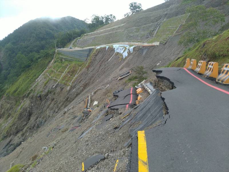 禁不起持續性大雨，18.2K處路基嚴重流失，藤枝被迫休園。（圖由屏東林管處提供）