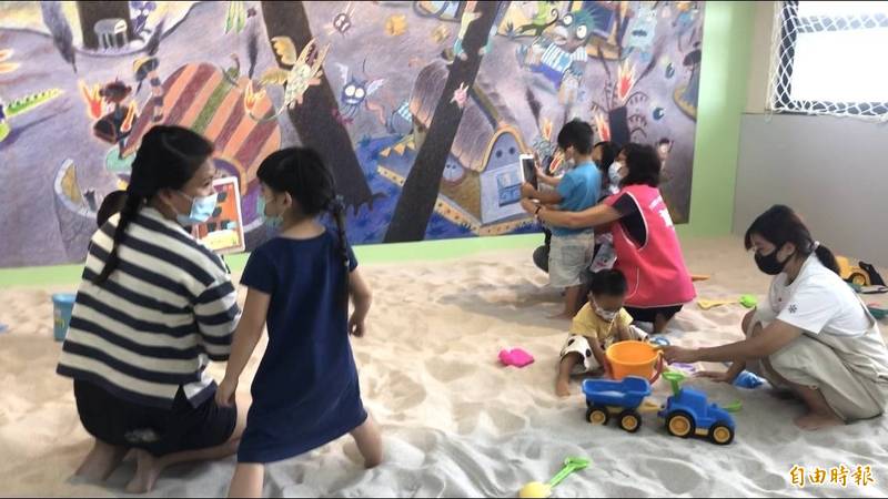 室內沙坑除了玩沙，還有AＲ擴增實境遊戲可以玩。（記者羅欣貞攝）
