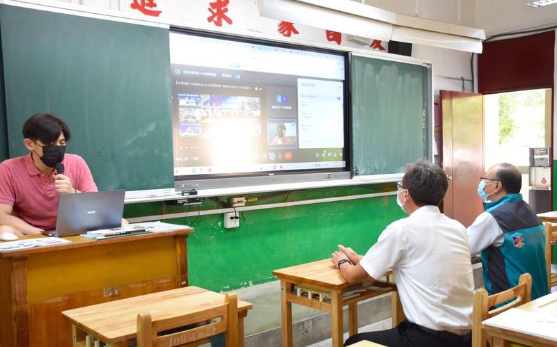 台北市成功高中進行全校二年級居家遠距教學演練，因應未來可能發生的停課作準備。（圖由台北市教育局提供）