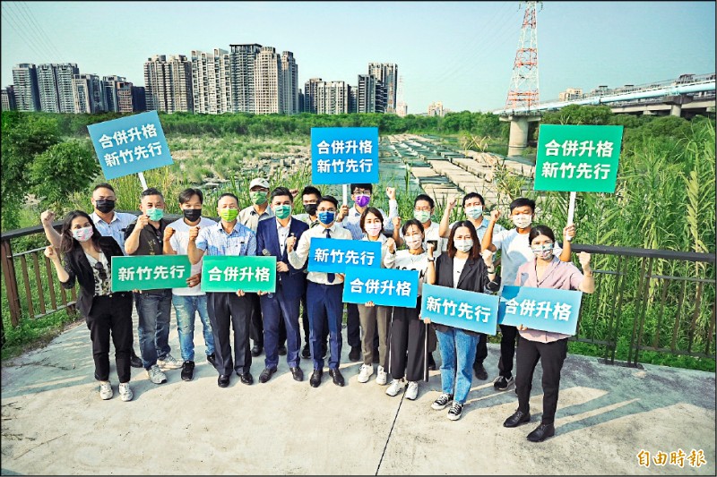 新竹縣市多位年輕世代民意代表，昨在頭前溪畔召開記者會，支持大新竹合併升格為「台灣第七都」。（記者蔡彰盛攝）