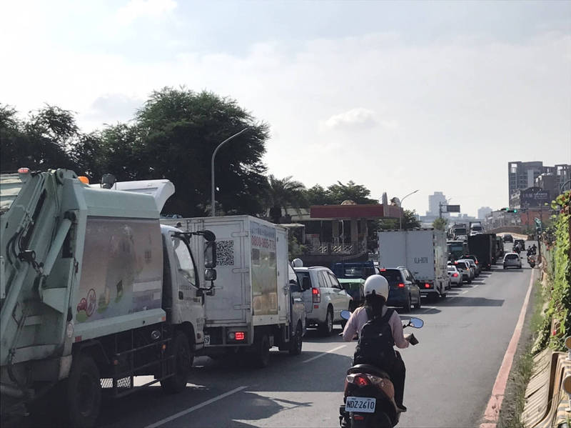 台南永康永安路近期車流量突然暴增，讓民眾通勤時間增加，也遭網友戲稱是「奈何橋」，塞到很無奈。（民眾提供）