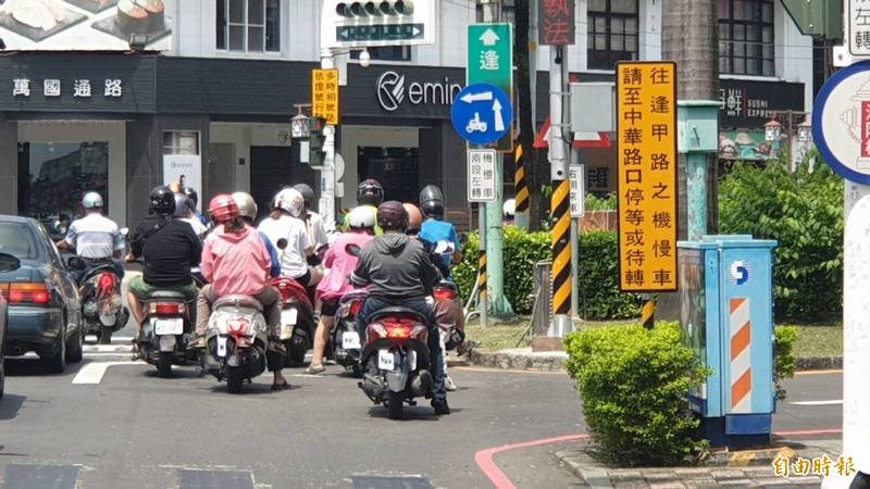 屏東市五叉路口機車動線更改，各界看法不同，引發爭議。（記者葉永騫攝）