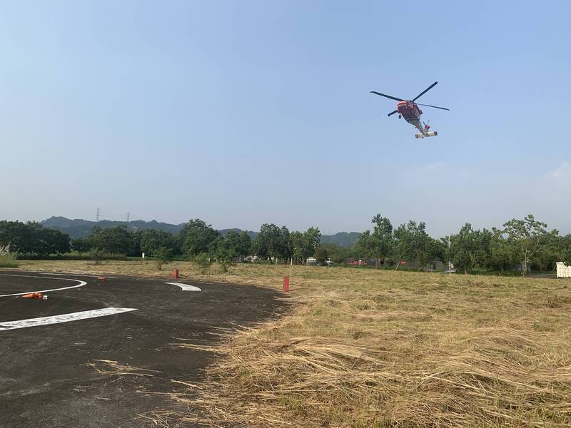 仁愛鄉干卓萬山62歲男性登山客腹部劇痛無法行走，南投縣消消防局獲得申請空勤直升機救援，下午順利降落竹山消防訓練中心，送竹山秀傳醫治療。（南投縣消防局提供）