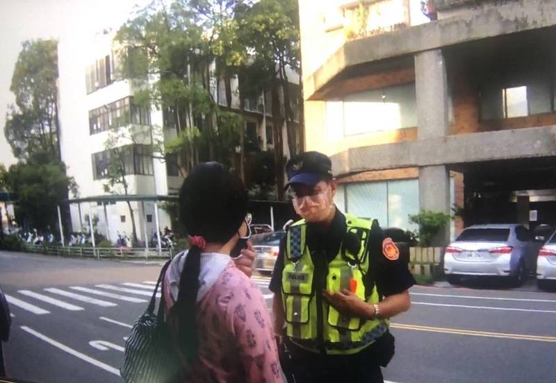 張姓男子穿著國中女學生運動服混進校園。（民眾提供）