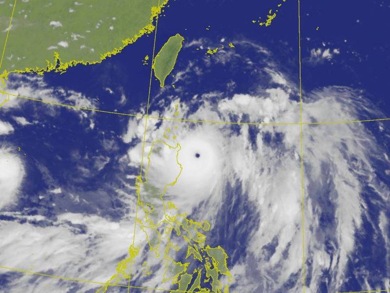強烈颱風璨樹持續增強，成為今年至今西太平洋「風王」，颱風眼在雲圖上清晰可見。（圖擷自中央氣象局）