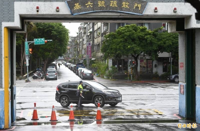 台北市部分疏散門，明天上午10點起只出不進，開放疏散門周邊區域8公尺以上道路紅黃線停車。（資料照）