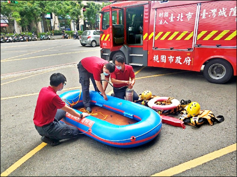 颱風「璨樹」逼近台灣，消防隊員完成橡皮艇的充氣測試。（記者周敏鴻攝）