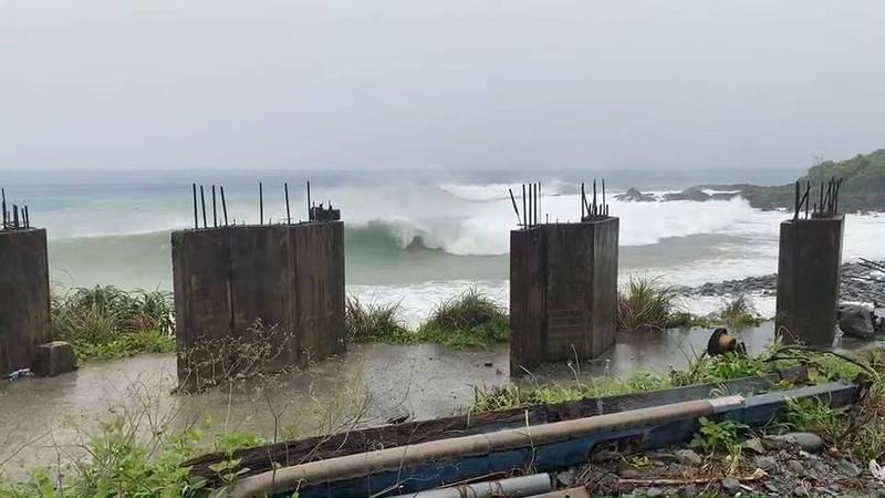 蘭嶼今早風雨逐漸增強，海面湧起陣陣長浪。（民眾提供）