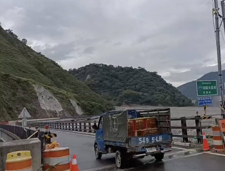明霸克露橋便道預警性封閉。（公路總局提供）