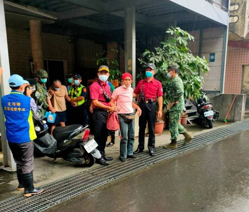 宜蘭縣大同鄉英士村今天下午啟動預警性撤離。（記者江志雄翻攝）