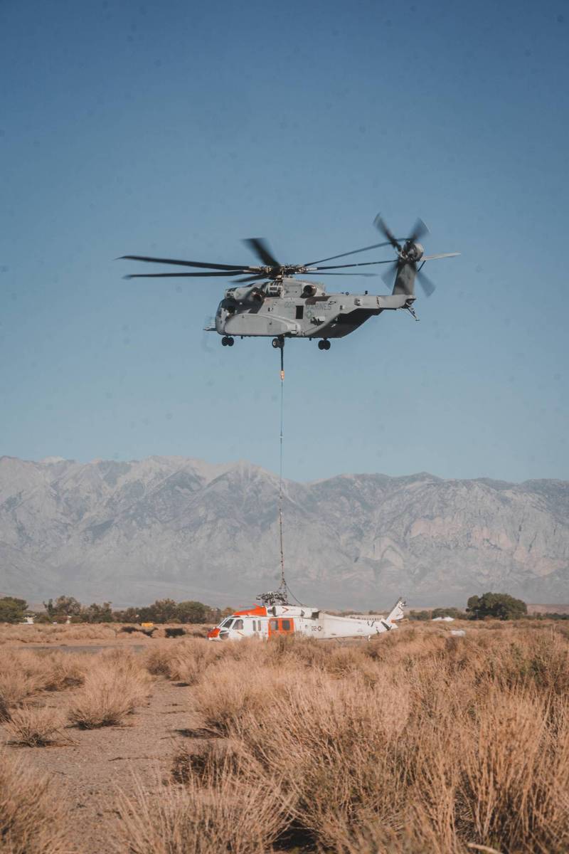 直升机吊挂直升机的画面相当罕见。（图取自美国海军陆战队官网）(photo:LTN)