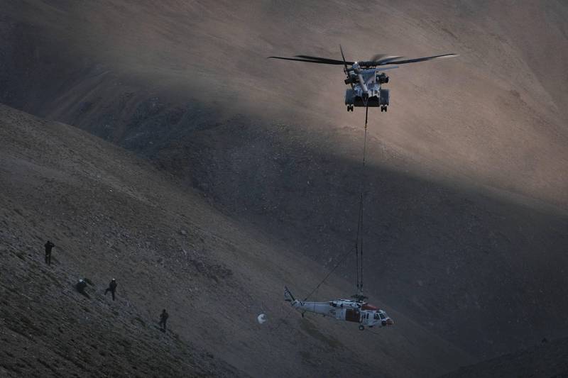 美国海军陆战队CH-53K「种马王」直升机，本月5日受命吊挂7月19日在加州华特山附近迫降的海军MH-60S「骑士鹰」搜救直升机。（图取自美国海军陆战队官网）(photo:LTN)