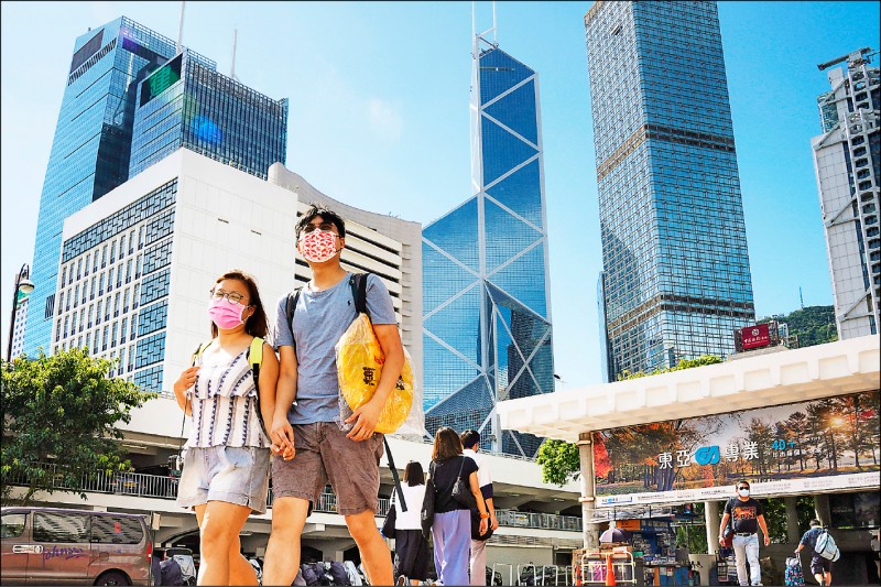 香港爆發一九九七年主權移交中國以來的最新一波移民潮!去年至少有一○五○○名港人移居海外,較前年暴增五成,創二○○二年以來新高。(美聯社) 香港爆發一九九七年主權移交中國以來的最新一波移民潮!去年至少有一○五○○名港人移居海外,較前年暴增五成,創二○○二年以來新高。(美聯社)