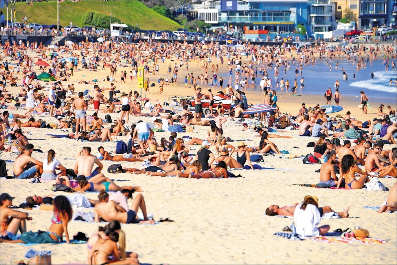 澳洲疫情未見緩和，新南威爾斯州11日仍新增近1600起本土病例，但該州首府雪梨的邦迪海灘仍有眾多民眾在炎熱的天氣中戲水、休憩。澳洲衛生部日前表示，有新鮮空氣的地方是目前最安全的地方，海灘總體而言是安全的，但民眾應遵守保持社交距離等防疫規定。（歐新社）