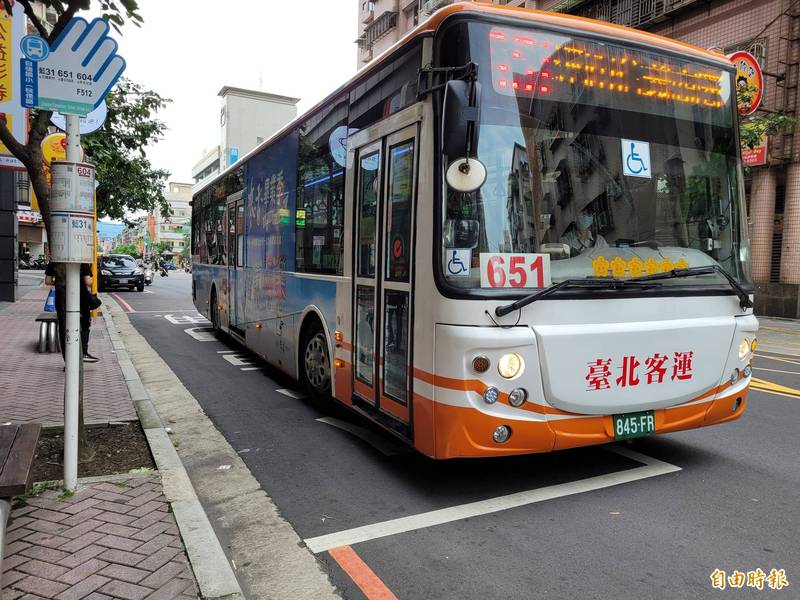 因應燦樹颱風來襲，新北市公車發車班次依例假日班距或平日最大班距，再減班3分之1行駛。 （記者賴筱桐攝）